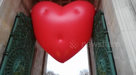 A huge heart balloon was installed in Wellington arch in London 2019