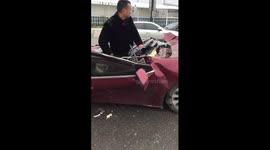 湖北武汉  命大!小车被罐车削顶变敞篷,司机奇迹般无大碍