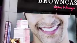 山东临沂  商家别出心裁 插玫瑰花做胡须