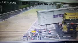 Huge storage unit falls off truck braking on Chinese motorway