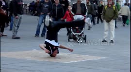 Street performer shows why breakdancing absolutely has to be included in the Olympics