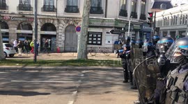 Hundreds of yellow vest protesters demand Macron's resignation in Lyon