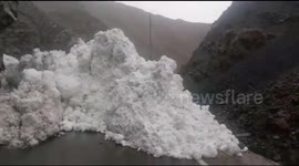 Deadly avalanche filmed advancing over mountain road in north India