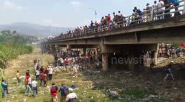 Confrontation on the Simón Bolívar bridge for the entry of humanitarian aid to Venezuela.