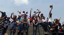 Trucks with humanitarian aid and people who go to the Simón Bolívar international bridge to cross to Venezuela.