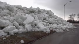 Wind gusts creates spectacular ice wall in Canada