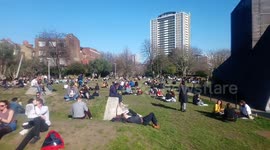 Londoners enjoy the sun as temperatures soar in winter
