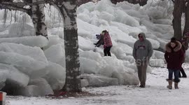 Tourists flock to see ice mountains in Fort Erie, Canada