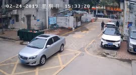 广东珠海  实习期女儿停车撞到树 醉酒父亲帮停车漂移3圈撞4车