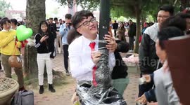 奇葩!为拍毕业照,他们把同学绑树上