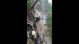 Honey hunters risks their lives working on foothills in Vietnam
