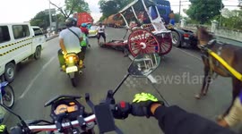Upsetting scenes as exhausted horse collapses on busy road in the Philippines
