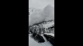 Deadly avalanche descends in valley in North India