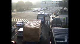 Hero oil tanker driver attempts to stop moving car with fainted motorist inside in China's Jiaxing