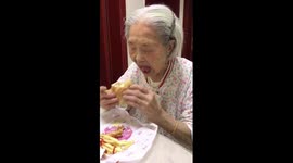 四川成都 98岁吃货奶奶  每天爱喝可乐