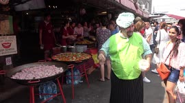 Chef amuses tourists with bizarre cooking technique