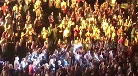 Keith Urban gives Fan his Guitar in Glasgow