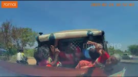 Tuk-tuk passengers survive terrifying crash on Indian road