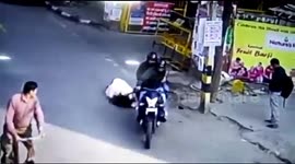 Brave woman is dragged for 15 feet after resisting purse snatchers on bike