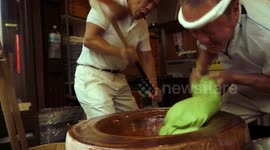 Pounding rice cakes with 'the fastest mochi maker in Japan'