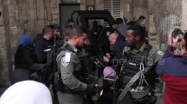 Al-Aqsa mosque closure sparks clashes between Israeli policemen and Palestinian worshippers