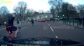 Ill-mannered cyclist jumps red light after giving taxi driver the finger