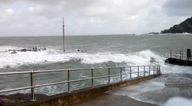 Storm Gareth hits Ilfracombe harbour