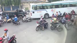 How do you cross a road in Vietnam?