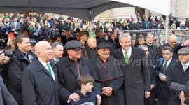 Mayor de Blasio poses for photos at St. Patrick's Day Parade