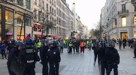 Tensions between yellow vests and police in Lyon