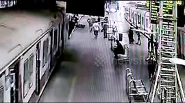 Narrow escape for youth who slipped trying to get on Mumbai train