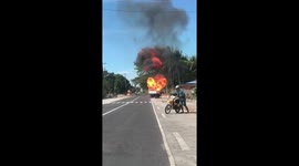 Driver quickly reverses when truck in front of him explodes