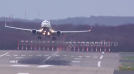 Ryanair Boeing 737 with late aborted landing during extreme crosswind storm Eberhard with 60 knots