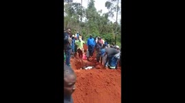 Residents in Chimanani bury their dead following Cyclone Idai