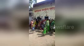 Thirsty women hold water riot at government office in central India