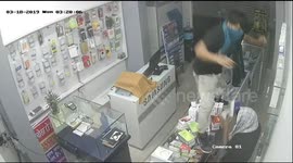 Mask-clad thieves break into phone store and loot everything