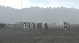 maybe this is only one in the world, horse racing, the jerseys wear sarong costumes