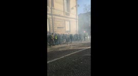 #Acte18 #revolution #giletsjaunes ça matraque sévère https://t.co/xVZrX32w9l