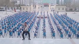 PE teacher leads dance routine with hundreds of students in China