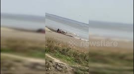 嘉兴一对年轻男女被钱塘江大潮吞没
