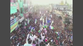 Moment crowded roof collapses injuring 30 people in Indian election rally