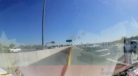 ‘This freaking sucks!’ US driver reacts to near miss with overtaking car on freeway