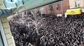 Tens of thousands of Jews mourn death of grand Rabbi in Brooklyn, NYC