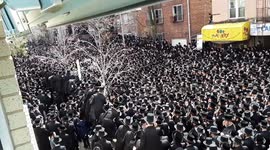 Two policemen injured as thousands attend Hasidic rabbi's Brooklyn funeral