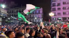Chant patriotique « Min Djibalina ???????? » repris en chœur à la place Audin, Alger 2 avril. https://t.co/aG95rHKz0X