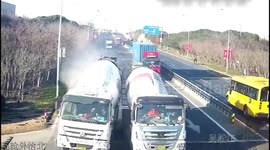 Highway light knocked down in lorry road rage incident in China