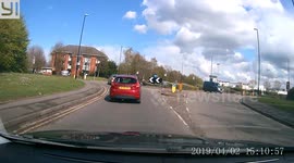 Elderly driver enters the roundabout without looking, nearly causes accident