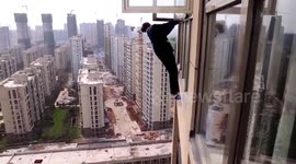 Robber tries to escape police climbing out of 22nd-floor window in China's Hunan