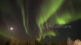 Moon-Set Aurora dancing in Canadian Sky