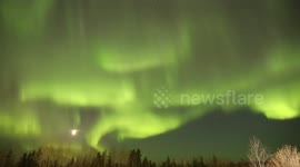 Stunning timelapse of Canadian Northern LIghts as full moon sets